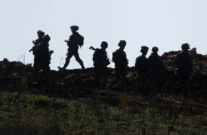 مصادر لـ”رويترز”: إسرائيل تضغط على الجيش اللبناني لتفتيش المنازل بحثا عن أسلحة “حزب الله”